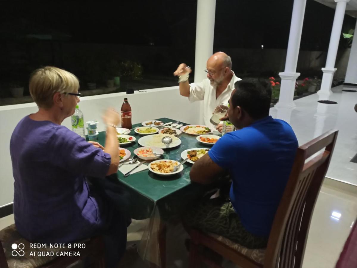Geethani Tourist Home Polonnaruwa Exteriör bild